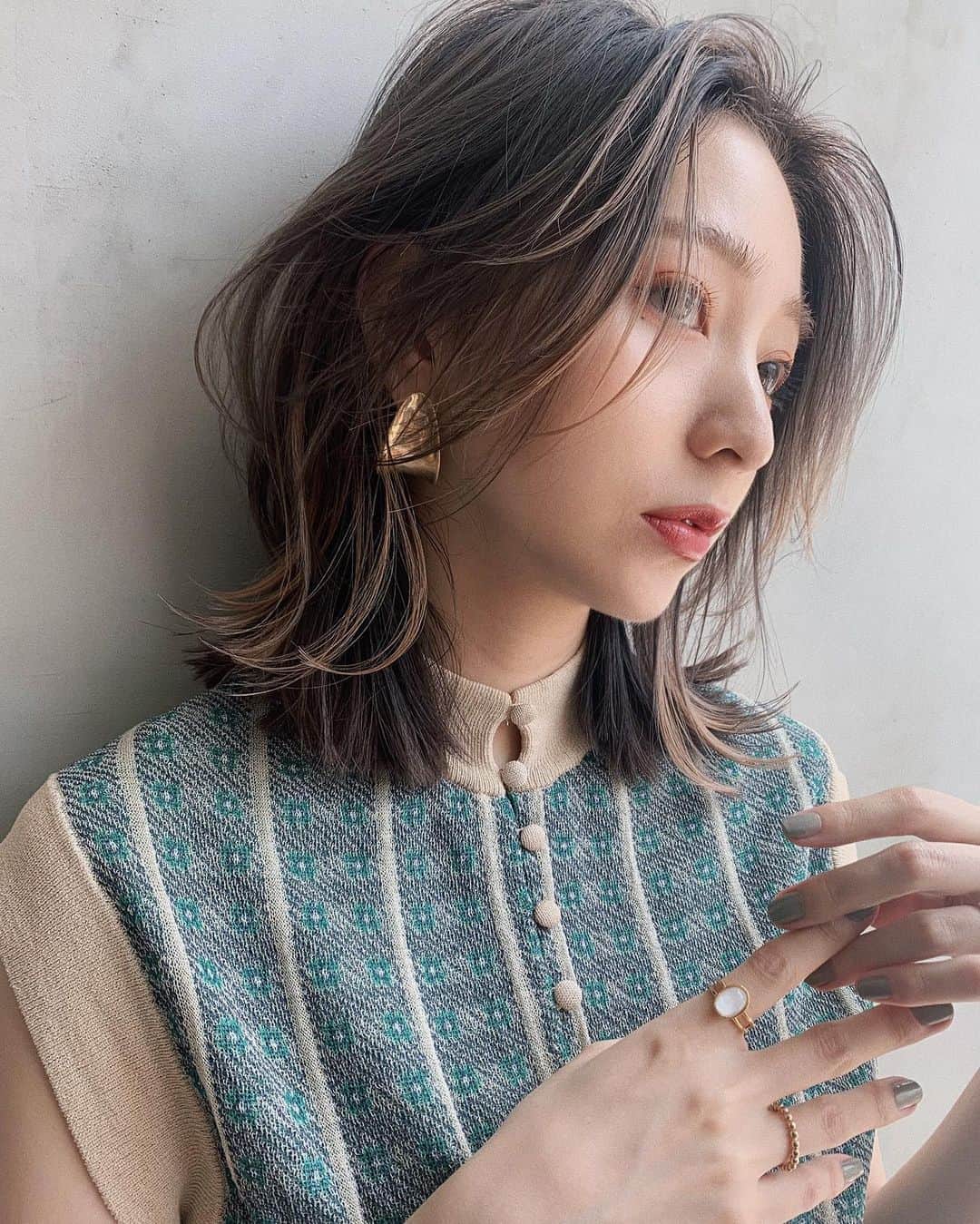 松尾 瞳のインスタグラム：「Newヘア💠 10cmくらい切りました🤟🏻 . カラーもとっても素敵に オシャレで可愛くしてくれたんだけど ややダサめなくらいにして欲しかった私は オシャレで可愛いところが 逆にあんまり気に入ってない☺️💙← . もうちょっとダサくして！！ って言ってるんだけど次はどうしてくれるでしょうか @yu_kihair  . 笑 . #ヘアカラー #ロブ #レイヤーカット  #バングカラー #イヤリングカラー」