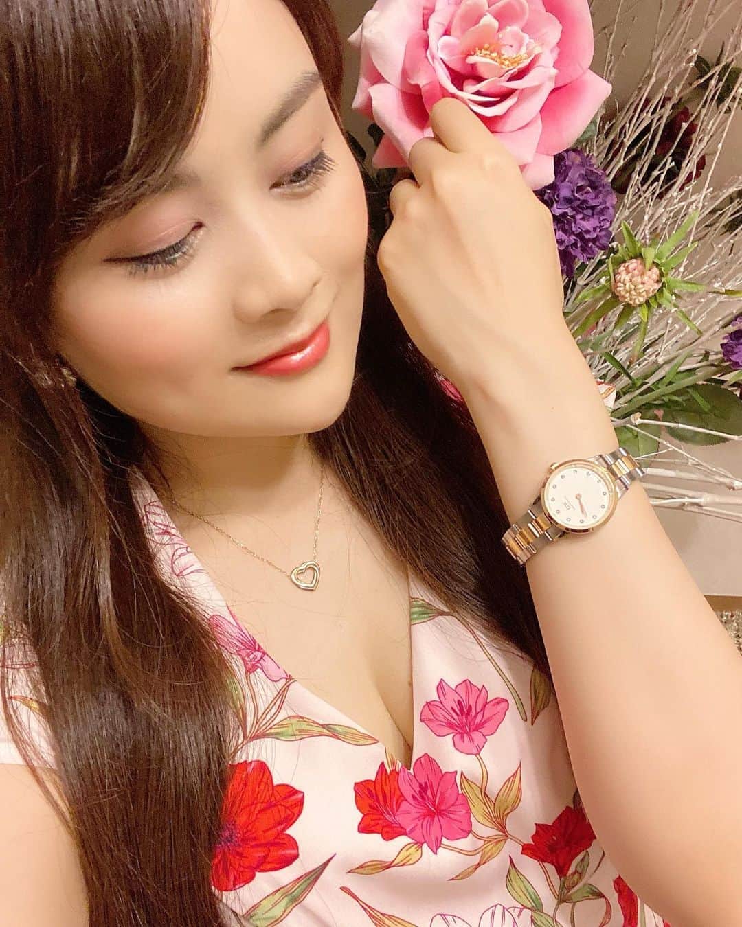のインスタグラム：「@danielwellington さんから頂いた、﻿ 8月4日に発売になったばかりの「Iconic Link Lumine」 上品で高級感あるし﻿ 洋服にも合わせやすいから使いやすくてお気に入り❤️﻿ ﻿ 時計盤にSwarovski®クリスタルが使われていて、﻿ キラキラ輝いて素敵〜😆💎💎﻿ ﻿  #ダニエルウェリントン #dwlumine」