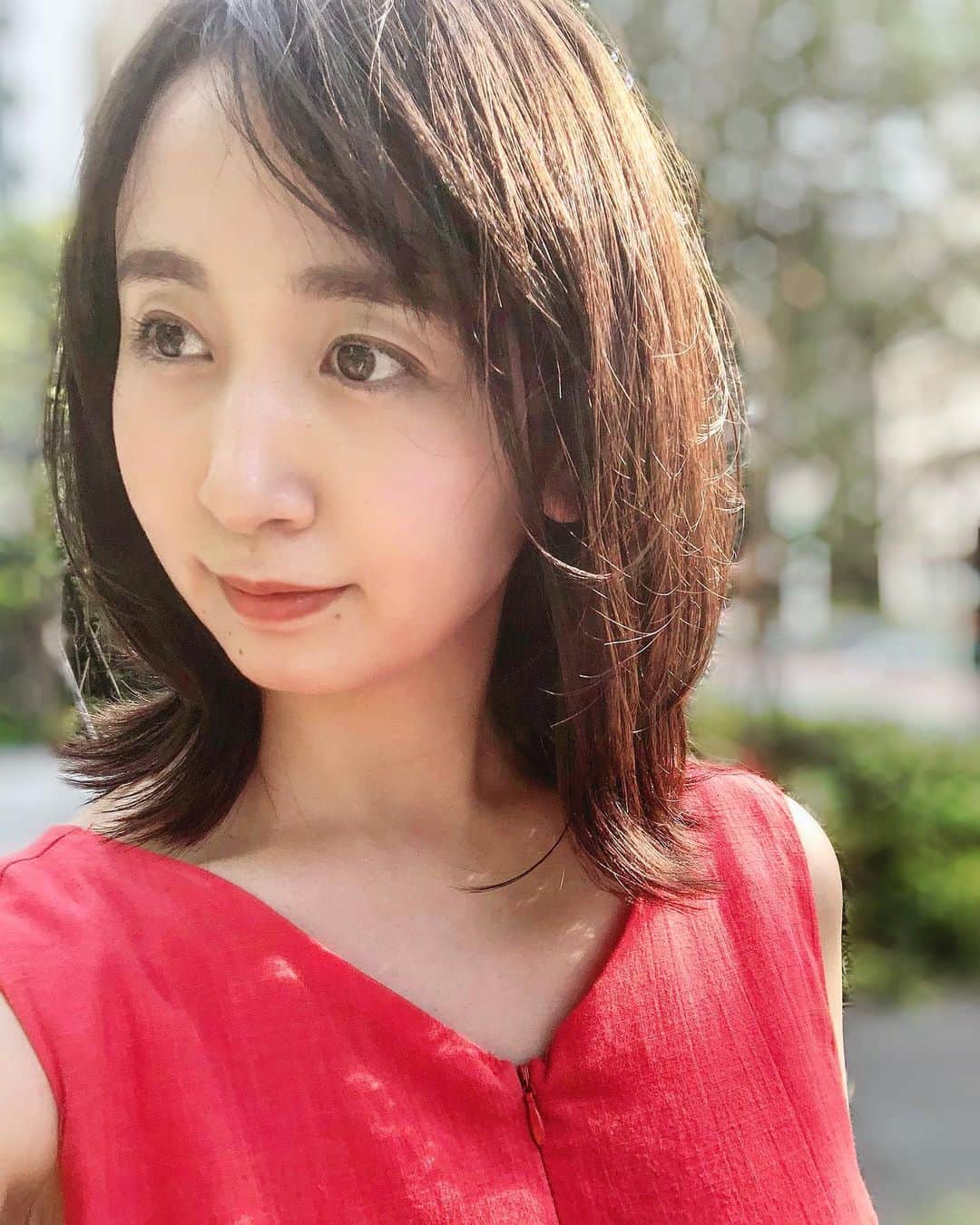 小野恵美のインスタグラム：「New hair ✂︎  今回は鎖骨までcutしました⭐️ リフレッシュ🥳  #髪型 #ミディアムヘア #ヘアカット #hairstyle #haircut #ヘアスタイル #ママ #ママヘア #美容院 #鎖骨ミディ」
