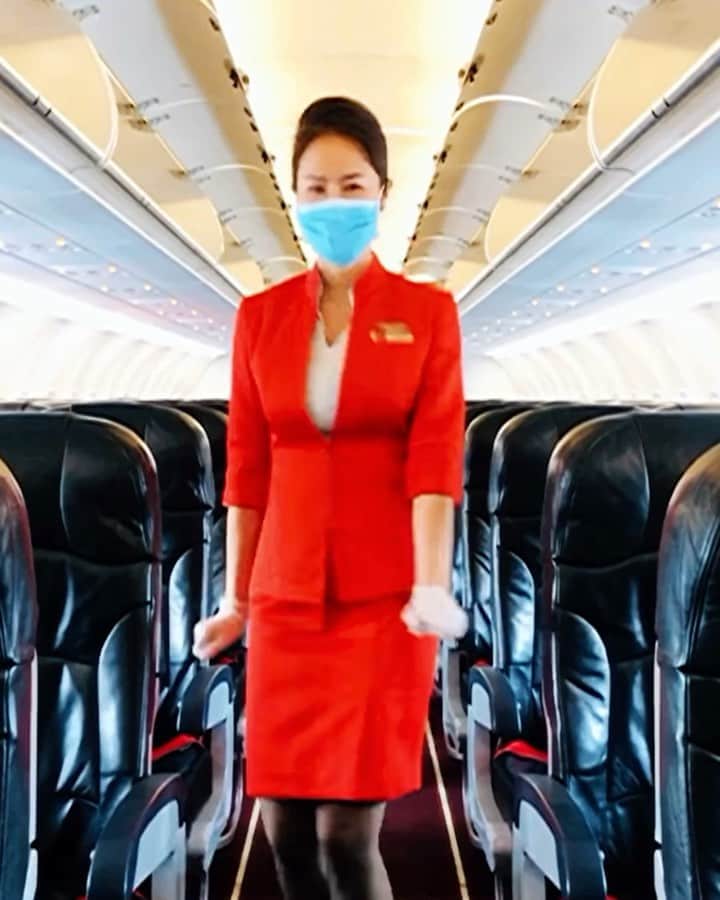 エアアジアのインスタグラム：「That feeling when you get to fly once again, but of course, safety first! Don’t forget to wear masks at all times as your safety is our utmost concern. 😷❤️✈️  #AirAsia #EveryoneCanFlyNow __________ Videos by @nattayaneej」