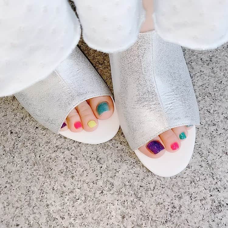 なかやまちえこのインスタグラム：「本日は久々にフットネイルが二連続でした☺️✨⠀ ⠀ （2枚目のフットはラメぎっしりだったのですが、遠めに撮りすぎてキラキラ感が伝わらない写真になってしまいました…💦三枚目に使用グリッター載せているので、イメージだけでも伝われば…と…😢🙏💦）⠀ ⠀ #nail #nails #nailart #ネイル #美甲 #ネイルアート  #japanesenailart #manucure #japanesenails #manicurist #gelnails #أظافر #네일아트 #미용 #vẽmóng #ngườiđẹp  #เพ้นท์เล็บ #artedeuñas #เพ้นท์เล็บเจล #ジェルネイルデザイン #ネイルデザイン #senikuku #nagelkunst #footnails #フットネイル #ペディキュア #pedicure #グリッターネイル #ラメネイル #glitternails @kurebayashiii @chapon_930」