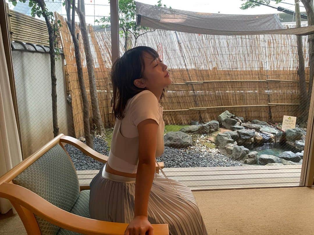 塚本美玲のインスタグラム：「夏ってこんな暑かったっけ☀︎﻿ 畳とか和風なとこって涼しく感じるよね🍃﻿ ﻿ #夏#暑さに負けそう」