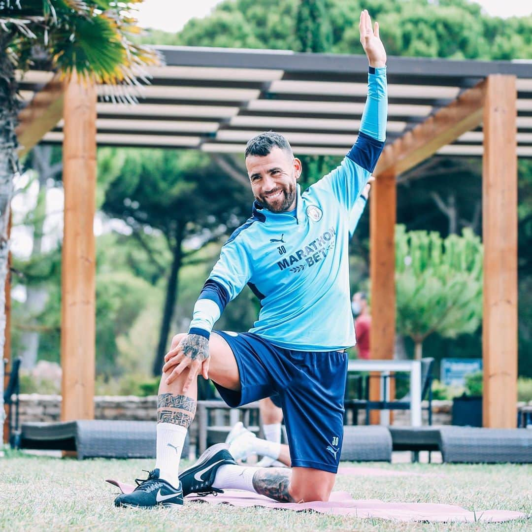 マンチェスター・シティFCさんのインスタグラム写真 - (マンチェスター・シティFCInstagram)「Limbering up in Lisbon 🧘‍♂️ #mancity」8月11日 22時35分 - mancity