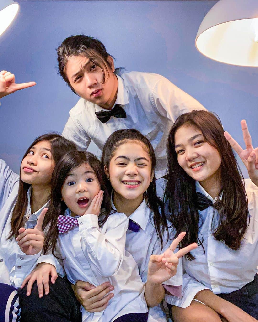 Niana Guerreroのインスタグラム：「5/5 sibling creators at your service ⚡️ welcome to the content creating world 🎬 @chelseah.hilary and @itsninastephanie 🥳 subscribe to their yt! link in their bio 🤟🏼 beware of posers hihi 🤣」