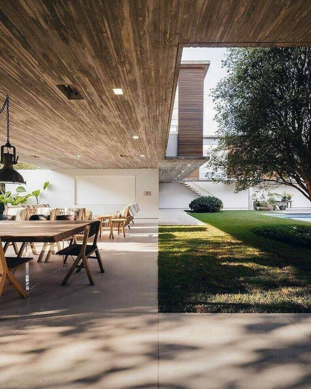 MT DOMAINEさんのインスタグラム写真 - (MT DOMAINEInstagram)「Tag a special someone you'd love to spend time with in this beautiful space. 📸 : @isayweinfeld_architecture」8月11日 22時35分 - mydomaine