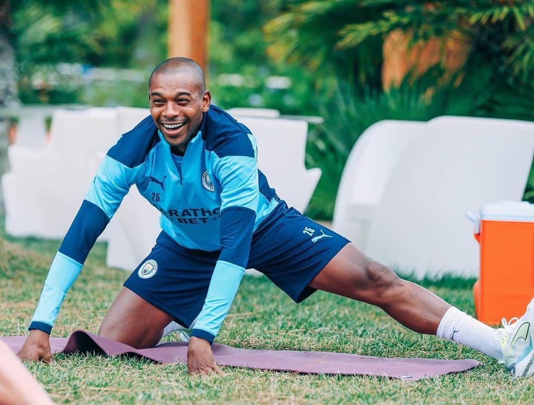 フェルナンジーニョのインスタグラム：「Morning stretch routine 🧘🏾‍♂️」