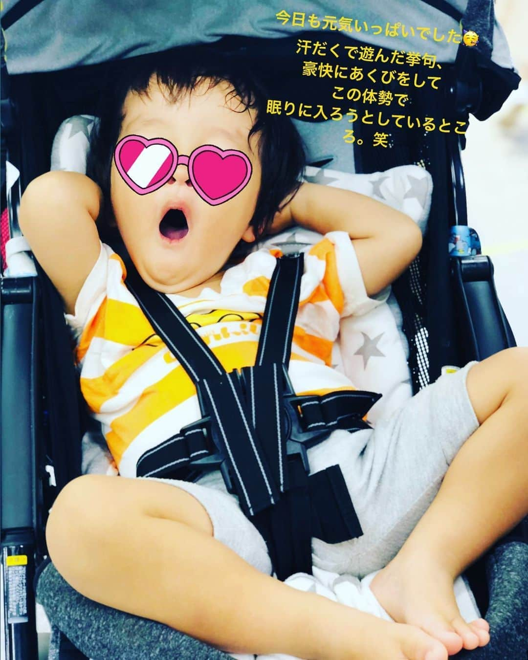 鈴木あきえさんのインスタグラム写真 - (鈴木あきえInstagram)「なんだそのポーズ❣️ という体勢を 突然見せつけてくる最近の息子。笑  しかし 今日も暑かったですね〜  いつも通りの汗だく親子でした😂  明日も たくさん水分とって 乗り切ろうっ🥳🌈  #1歳10ヶ月 #もうすぐ2歳 #もうすぐお兄ちゃん  ☺︎ ☺︎  ーーお知らせーー  明日、8/12（水）  テレビ東京『よじごじdays』 15:40〜 生放送出演させていただきます🤍  お時間合うお方、 良かったらチェックしてみてくださいね😊💓  今日もお疲れさまでした🤝🌈🌈」8月11日 22時39分 - akiesuzuki0312