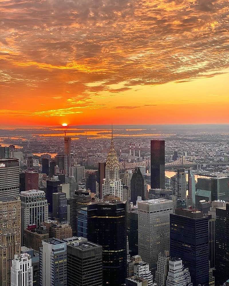 Empire State Buildingさんのインスタグラム写真 - (Empire State BuildingInstagram)「Skipping the snooze button is worth these jaw-dropping views 🤩 ⠀⠀⠀⠀⠀⠀⠀⠀⠀ Tap bio link to see the sunrise in a whole new way! #ESBSunrise ⠀⠀⠀⠀⠀⠀⠀⠀⠀ 📷: @littlekidnyc  #EmpireStateBuilding」8月11日 22時39分 - empirestatebldg