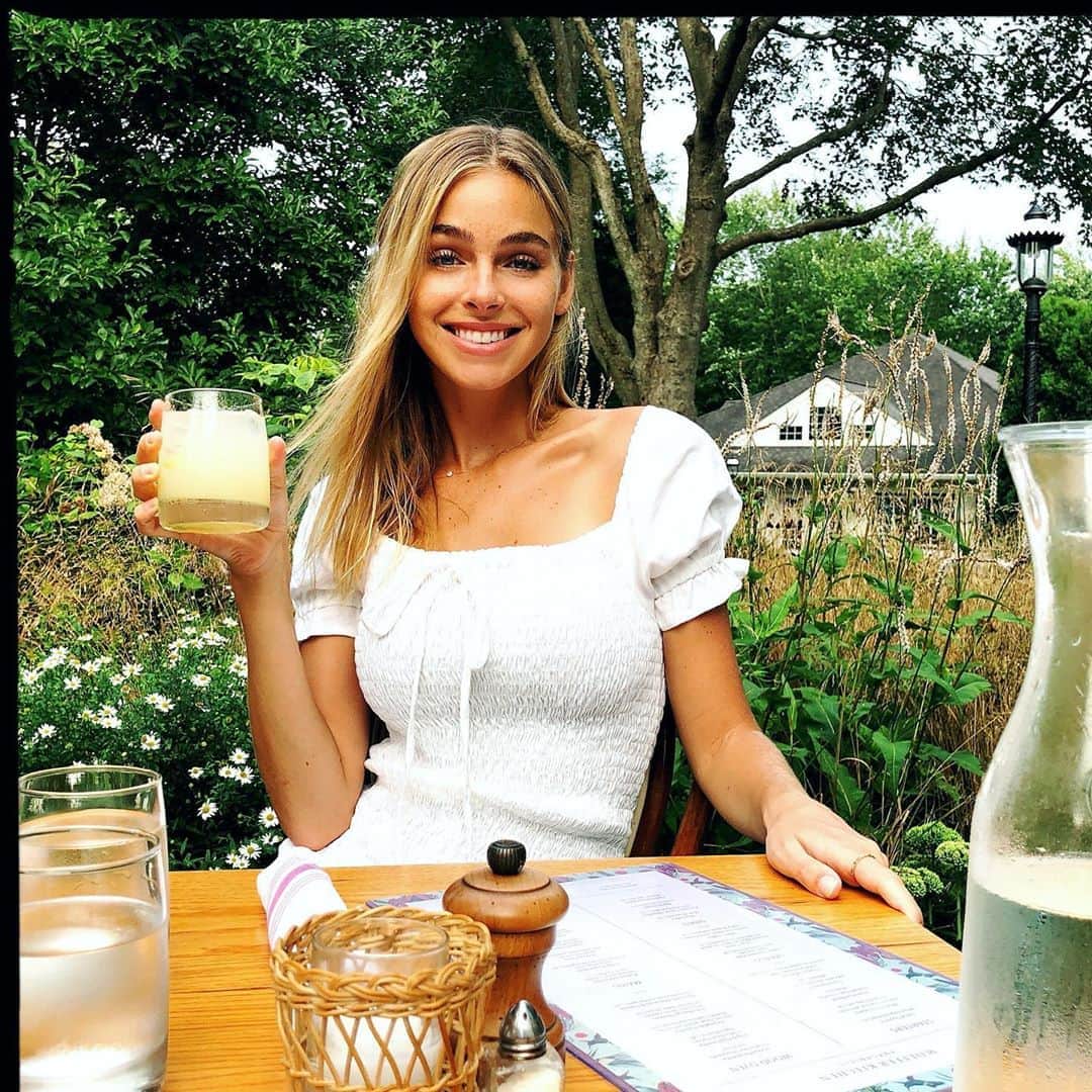 Elizabeth Turnerのインスタグラム：「cheesin 😁✨🌿」