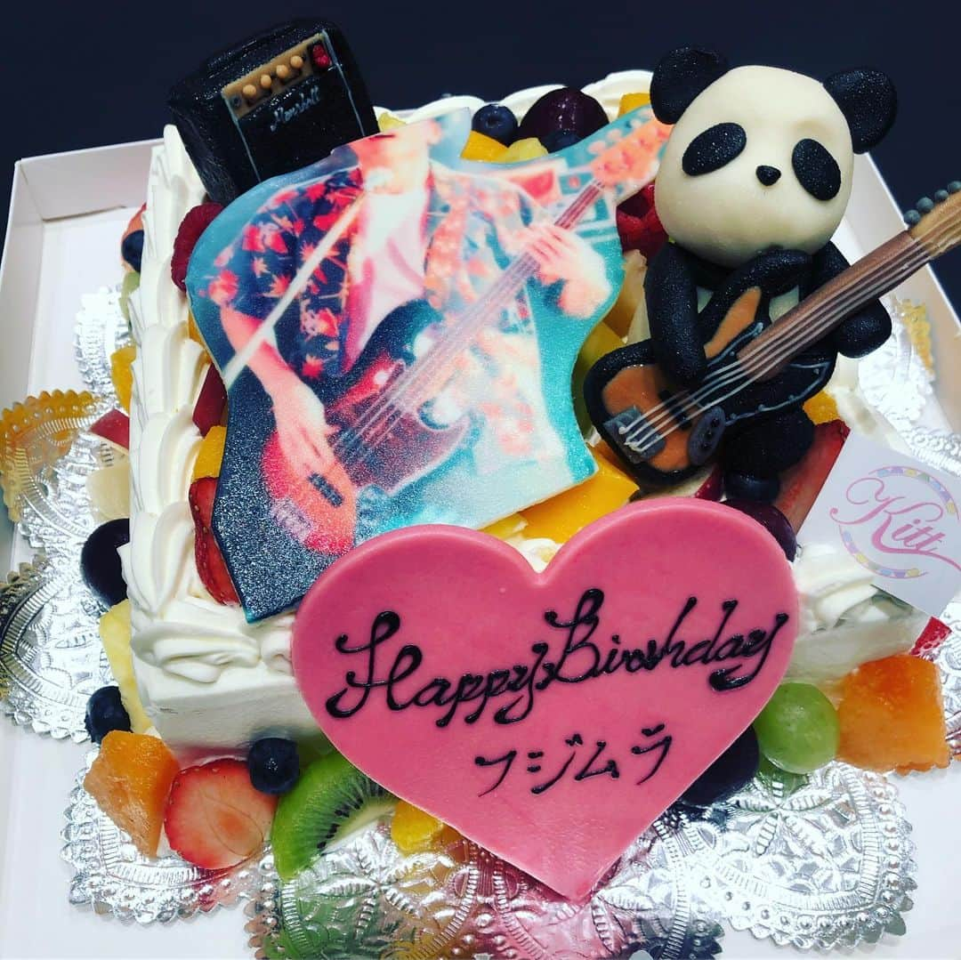 フジムラさんのインスタグラム写真 - (フジムラInstagram)「誕生日ケーキを戴きました。パンダの写真撮る前にベースのヘッドゆりおに齧られました。」8月11日 22時40分 - fujimura_s