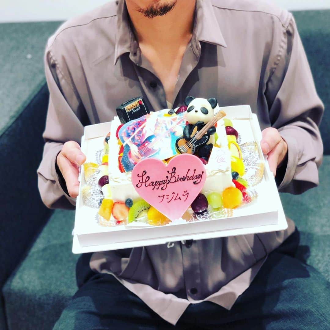 フジムラのインスタグラム：「誕生日ケーキを戴きました。パンダの写真撮る前にベースのヘッドゆりおに齧られました。」