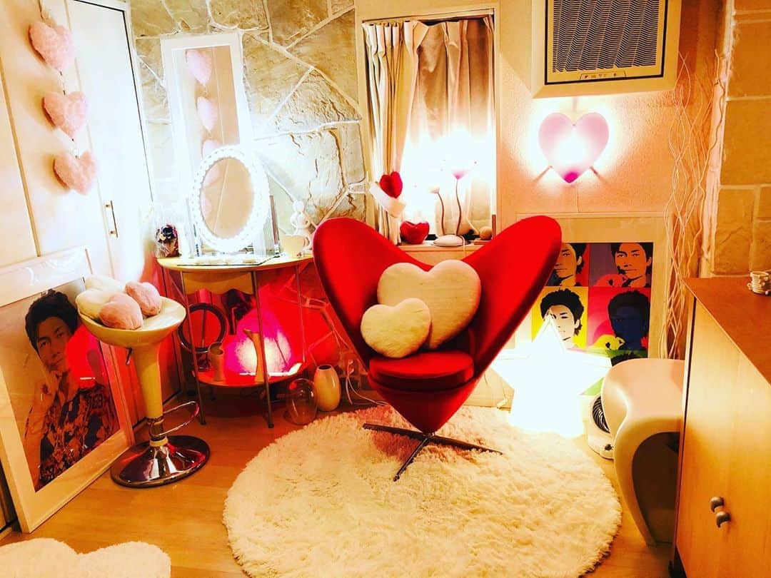 マイケル富岡のインスタグラム：「ちなみに…女子のお部屋ではありません… おうちロケ スタンバイ中♡ #キラキラ #可愛い #ハリウッドミラー #ヘアメイク #撮影 #ニコライバーグマン #love #shooting #actor #actorslife #nicolaibergmann #panton #heartconechair #readytoshoot #makeuproom #filmproducer #マイケル富岡 #タレント #俳優 #撮影 #ハート #ハート部屋 #ヤキソバン」