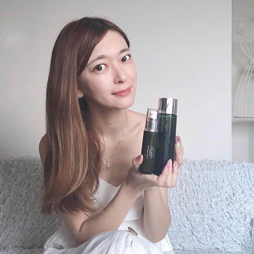 菊池かなこのインスタグラム：「. LORACLE(オラルク)の化粧水＆美容液 クラシックローズの天然香料ですっごく良い香り🌹 . 化学成分も出来るだけ使っていなくて 天然の肌に優しい成分🌿 . すぐにべたついたり痒くなりやすい敏感肌で なかなかしっくり来る化粧水が無いけど、 これはすごく肌に合っていました🙆‍♀️ . 全くベタつきがなくて しっかり肌に溶け込む感じ✨✨ . くすみ肌や、メイクのりが悪い方におすすめ。 10年近く愛用されてる方も多いみたい！ . . ☑︎クラリファイングトナー 150ml 4500円＋税 ☑︎パワーモイスチャー 35ml 7000円＋税 . . . ୨୧┈┈┈┈┈┈┈┈┈┈┈┈┈┈┈┈┈୨୧ #オラクル #スキンケア #植物エキス #毛穴ケア #大人ツヤ美肌 #PR」