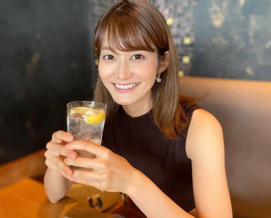 小林沙弥香のインスタグラム：「Twitterでは更新しましたが、、、 今日また1つ歳を重ねました🌱 (沢山のコメントメッセージLINEありがとうございます！！！) . この世に生まれて28年目... 8月11日朝4時ごろ、3030gの 赤ちゃんではなく、真っ黒な「黒ちゃんが」青森で産まれたそうです(笑)髪の毛も爆毛でドンキーコングみたいに立ってたそうww今じゃ想像もつかないかもだけど小学生の頃は黒すぎて親戚の子に外国人だと思われてたんだよ(笑) . 27歳の1年間は本当色々あって。 幸せな出来事で始まり、色んな決断をしてRQを引退して環境も名前も変わりました。本当色々あったけど今思うのは環境を変えて本当に良かったということ。今までやってきた事は無駄じゃないんだなって思う事もあったり。落ち込むことも勿論あるけど、とにかく今が楽しいです✨こんな時期だけどお仕事をいただける事に感謝。今後の目標は色々ありますが、また1年色んな私を魅せれるよう頑張って行きたいと思います🌻🤗🌻 . . ちなみに28歳最初の1日は、 病院に向かう途中美味しそうなメロン🍈を発見して、「きっと病院終わってからじゃ売り切れちゃうよな...」と思って買って行ったんですが、(重かった←)まさかの診察時間3分過ぎてて診察を受けれませんでしたww「15分前に受付終了します」の文字に、聞いてないヨォ〜🤣😭とw 自分の相変わらずさに笑うしか出来なかったけど、こんな感じもさぁやという事でww . 珍しく長文になりましたが、 28歳の私も応援していただけたら嬉しいです😊. さわやかさぁや気合い入れますッッッヽ(•̀ω•́ )ゝ✨ . . . #happybirthdaytome #HBD #美葵さや加#BABYBOO#モデル#model#さぁや#さわやかさぁや#japan#tokyo#followｍe #me#祝いのラブレターは事務所までお願いします🥰💌笑#instagood #instalike #selfie #皆んなにあいたいよー😊」