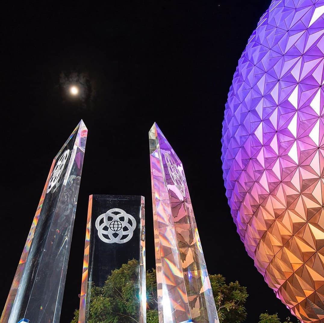 Walt Disney Worldのインスタグラム：「Repost from @thezachriddley: “I’m excited to share a first look at the pylons we Installed last night as we continue to reimagine the EPCOT main entrance fountain, which has anchored this area since the park opened in 1982. Our design team took special interest in looking back to the original geometry for inspiration and infusing new features with a little bit of added magic to bridge the past, present and future of EPCOT. These majestic pylons also draw your eye upward toward the sky and perfectly frame views of the iconic Spaceship Earth attraction. I can’t wait to reveal the completed look for this fountain later this year!”」