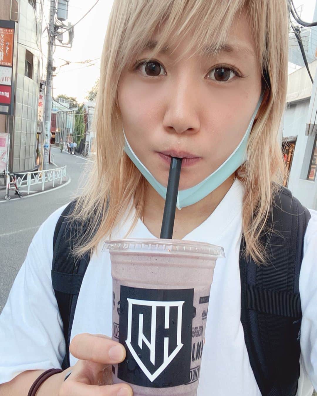 のインスタグラム：「. . 本日からHALEO代官山で Ubereatsが始まりました！ プロテインスムージーを始め タピオカ入りのプロテインドリンクなどが 注文できます🔥 . 美味しく、様々なフルーツが栄養価も高いので家トレのお供にも最適です！ 私も一杯頂いきました🍷 おすすめはアサイーです♫ . . #周りに人がいないのを確認してマスク外しました #HALEO代官山 #HALEO #HALEOUber #スムージー #プロテイン #サプリメント #mma #女子格闘家」