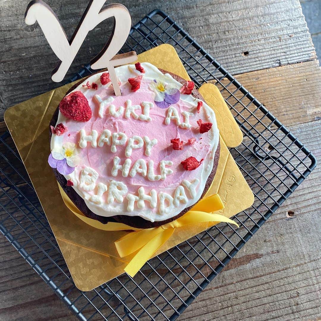 のインスタグラム：「素敵なお祝いのお手伝い🥰🥂 #ハーフバースデー#ハーフバースデーケーキ #オーダーケーキ」