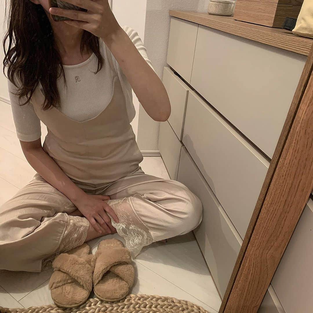 のインスタグラム：「＊ ルームウェアについてDMを 頂いていたので載せます☺️ @reveyu_official の サロペットタイプのもので 楽ちんに過ごしています🥳 WEARにのせたので詳細はそちらから 見てみてください😌」