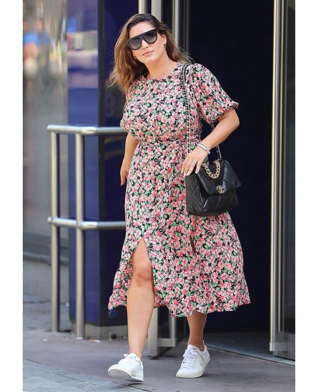 ケリー・ブルックさんのインスタグラム写真 - (ケリー・ブルックInstagram)「Summer Dress Vibes @fandfclothing Leaving Work Today @thisisheart 💕💕 #fandfclothing」8月11日 22時52分 - iamkb