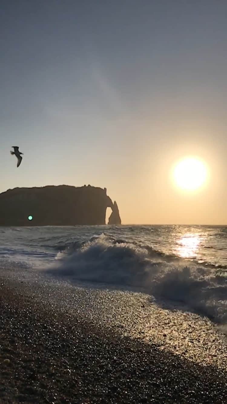 nathparisのインスタグラム：「INVITATION AU VOYAGE 🕊... . #Etretat #Normandie #Normandy #CetEteJeVisiteLaFrance #reels #sunset」