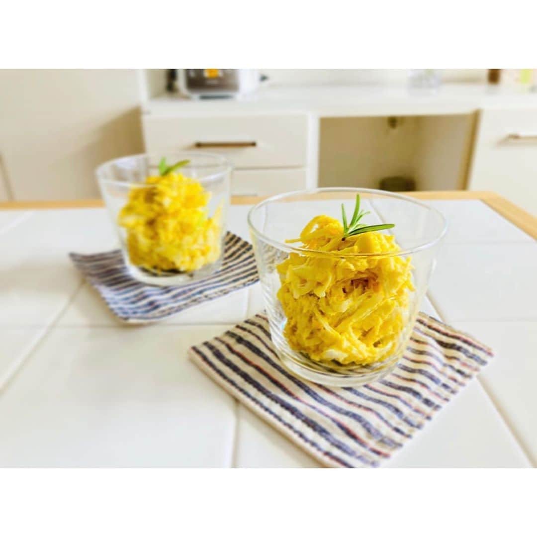 のインスタグラム：「🎃カボチャサラダ ベーコン、カシューナッツ、たっぷりのタマネギ。 カリカリやら、シャキシャキやら、 色んな食感を足すようにしています😊 . 暑いので、カボチャはレンジでチン！ . #我が家の定番 #我が家のごはん #今夜の晩御飯　#今夜のおかず #おうちごはん記録 #2人ごはん #クッキングラム　#カボチャサラダ #homecooking #pumpkin #salad #かぼちゃサラダ #レンジで簡単 #腸内環境改善」