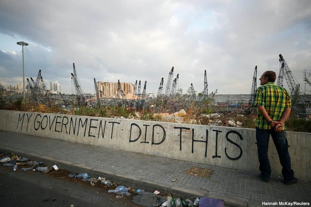 ABC Newsさんのインスタグラム写真 - (ABC NewsInstagram)「A man stands next to graffiti at the damaged port area in Beirut, Lebanon, in the aftermath of a massive explosion that killed more than 200 people.  The Lebanese government resigned this week in the wake of the explosion and anti-government protests. #beirut #lebanon #explosion」8月11日 23時00分 - abcnews