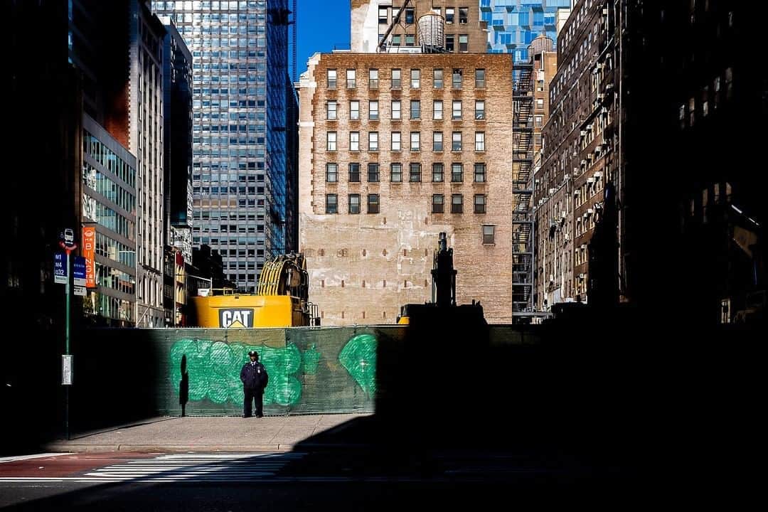 ライカさんのインスタグラム写真 - (ライカInstagram)「LFI Gallery - Picture of the Week 'NYC Cop' by Saif Assam (@un_saif)  A cop stands below the rise of the buildings in New York City, which serve as an ever-present backdrop and a fascinating canvas to all.   Gear: #LeicaM10P; Summilux-M 35 f/1.4 Asph  #LeicaCamera #Leica #🔴📷 #LeicaGram #lfigallery #theleicalook #LeicaFotografieInternational」8月11日 23時00分 - leica_camera