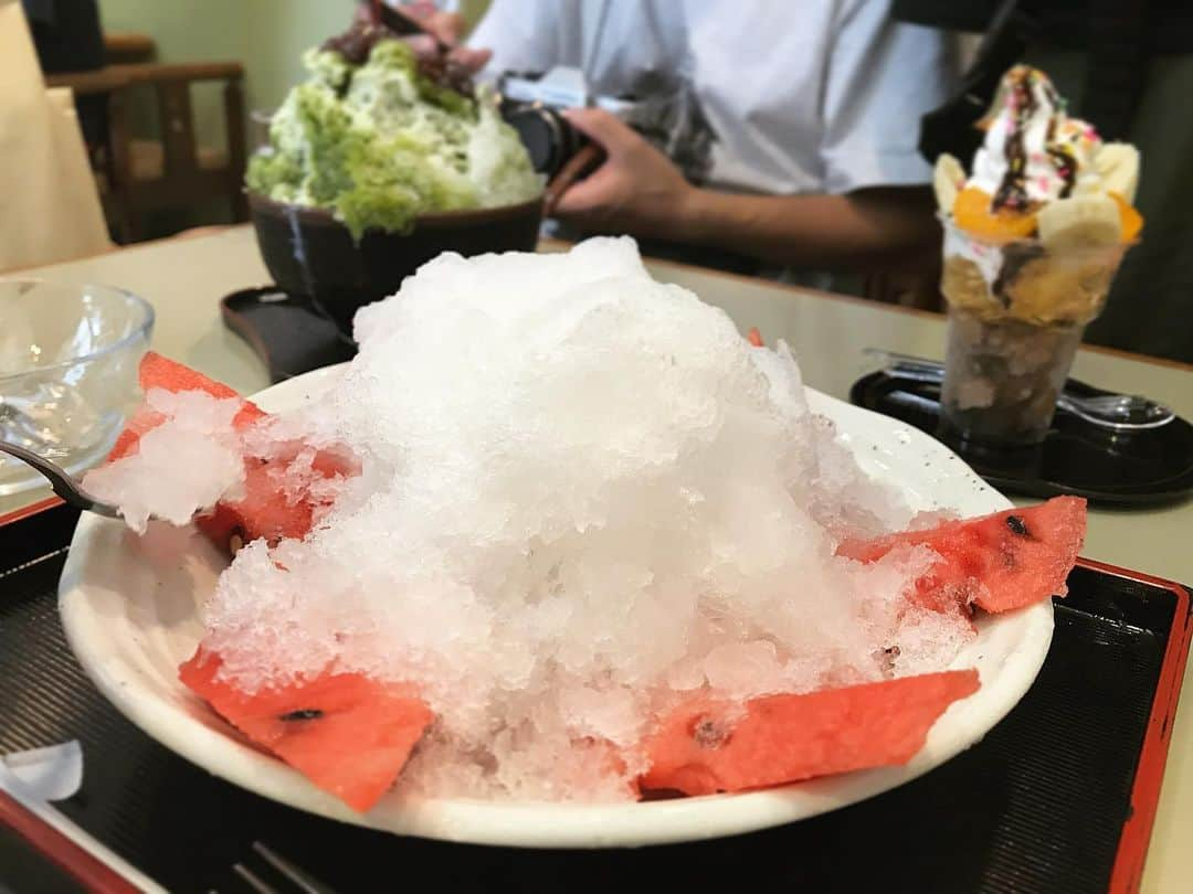 斉藤翠さんのインスタグラム写真 - (斉藤翠Instagram)「#愛媛の甘味処 🍧🍉  夏季限定で営業されているこちらのお店。#あたりや さん。 夏が終わると冬眠されるとのこと…！ こちらのお店で有名な氷スイカを頼んでみましたが、大きい〜！ かき氷にスイカがぶっ刺さっている姿はかの有名な鰊のパイを彷彿させるような…？ 懐かしいみぞれシロップがかかった氷に甘いスイカがささっているので、常に冷たい状態で食べれます。 氷スイカにはハーフサイズもありますが、せっかくなら普通のサイズを頼んでシェアするのがいいかも！私はシェアしました🍧 奥様がオーダーを受けて、旦那さんが氷を削ってくれる素敵な連携プレイ。 とっても素敵なご夫婦でした。また行きたい♡  #愛媛旅 #愛媛 #松山 #甘味処 #氷すいか #夏はやっぱりかき氷 #スイカが甘くて美味しいんだ #japanesefood #ehime #matsuyama #atariya #japanesesweets #🍧 #🍉」8月11日 23時01分 - midori_sss