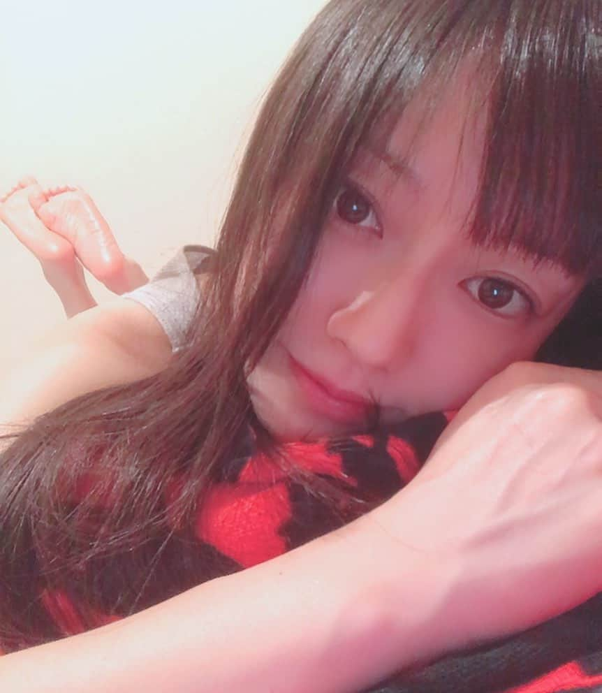 吉山りささんのインスタグラム写真 - (吉山りさInstagram)「訳あって  今日は  キングサイズで寝ます🛏😴  何回寝返りうてるかなぁ😎💕  #夢でね #ぎゅーっnight  ヤバい #夜更かし 😢 #寝ます  #吉山りさ #寝るの大好き #sleepy #40代 #40代ママ #すっぴん #スッピン #キングサイズ #kingsize  #腕枕 より#抱き枕 💘 #熱帯夜 #エアコン #timer にしたけどいつも切れた瞬間目覚めてるっぽい😂 #りさfamily  元気かな？ #暑中お見舞い申し上げます 🐰🐷🐶」8月11日 23時02分 - oreorerisa