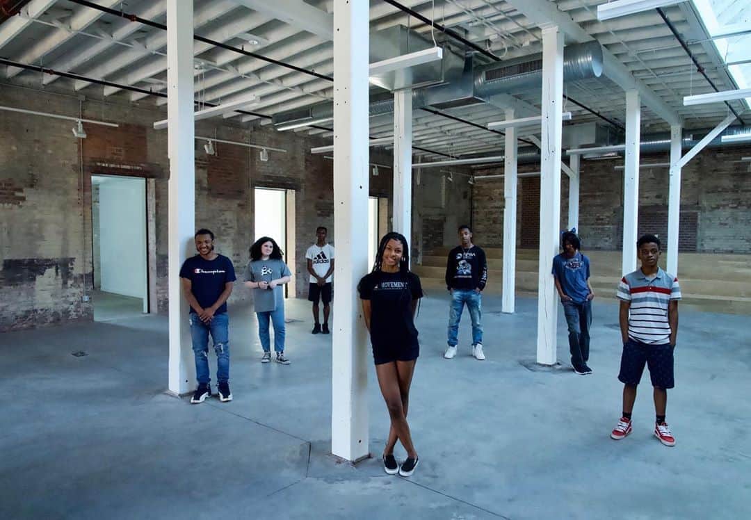 のインスタグラム：「#NXTHVN: Gagosian is pleased to announce three new initiatives in conjunction with its support of NXTHVN in New Haven, Connecticut. First, the gallery will endow the paid NXTHVN Apprenticeship Program for students from local high schools. Second, it will launch a professional development program for NXTHVN Fellows, adding to the organization’s existing education projects through discussions and studio visits with Gagosian staff. Finally, it will offer sales support to "Pleading Freedom," an exhibition at the NXTHVN Gallery to raise funds for work toward racial justice.  NXTHVN is a new national arts model established by Titus Kaphar with cofounder and chairman of the board Jason Price and cofounder Jonathan Brand, which empowers artists and curators of color through education and access, mentorship and collaboration. NXTHVN connects high school students, early-career artists, and creative professionals with resources and networks vital to their success. Follow the link in our bio for more info.  __________ @__nxthvn__ (1) 2020 NXTHVN High School Apprentices; (2) Titus Kaphar, Nico Wheadon, and 2020 NXTHVN Studio and Curatorial Fellows; (3) 2020 NXTHVN Studio Fellow, Ilana Savdie (@ilana_savdie), 2020 NXTHVN Curatorial Fellows, Claire Kim (@mediumrareclaire) and Michelle Phương Ting (@michellephuong). Artwork © Esteban Ramón Pérez (@estebanramonperez); Photos: John Dennis, courtesy NXTHVN」
