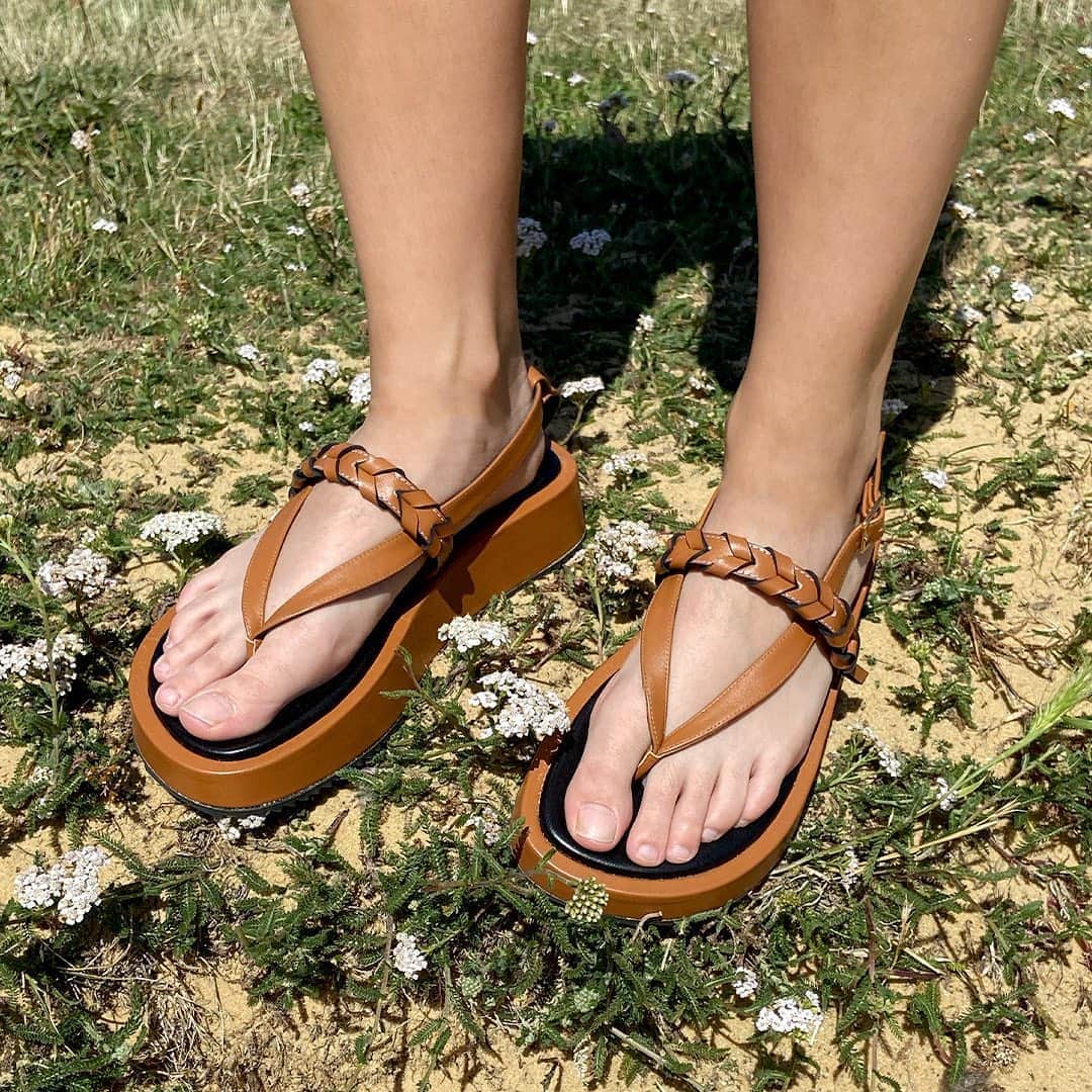 JWアンダーソンさんのインスタグラム写真 - (JWアンダーソンInstagram)「Strappy summer sandals. Arriving with Resort 21. Have you signed up for our email updates? Be the first to know about new season arrivals. JWAnderson.com」8月11日 23時06分 - jw_anderson