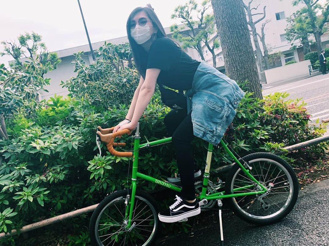 橘佳奈のインスタグラム：「#𝙱𝚁𝚄𝙽𝙾 🚴🏻‍♀️🚴🏻‍♀️  #minivelo #自転車 #愛車 #BRUNO #マスクしながらの坂道はキツい」