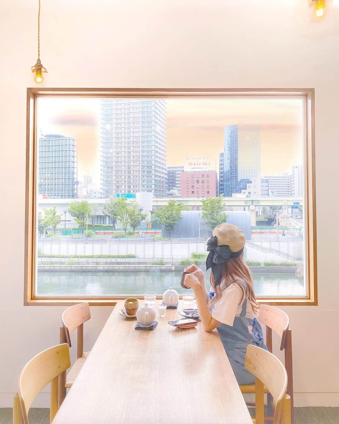 tomomi ❤︎ よしはしともみ ❤︎さんのインスタグラム写真 - (tomomi ❤︎ よしはしともみ ❤︎Instagram)「. . 大阪のヒーリングスポット🌸 北浜にある @motocoffee_osaka . . . 窓側の小窓から川が眺められる ゆったりのんびり〜な空間📝 フォトジェニックすぎる写真撮れたわ・・・ . めちゃめちゃ大人気で30分以上は待ちました！ 待つときは整理券システムで お呼び出しがかかるから便利だったよ💗 . 今度行くときはテラス席も座りたいなっ🕊 . この日は晴れ女みさちゃんのおかげで 1日晴れたっ☀️ . . #motocoffee #osaka #osakacafe #kitahamacafe #大阪 #大阪カフェ #大阪グルメ #大阪観光 #大阪旅行 #大阪カフェ巡り #カフェ巡り #韓国系カフェ #韓国風カフェ #韓国カフェ #韓国ファッション #北浜カフェ #北浜カフェ巡り #モトコーヒー #モトコーヒー北浜 #珈琲時間 #コーヒー #河川敷カフェ #河川敷 #ビューカフェ #絶景カフェ」8月11日 23時13分 - tomomi_yoshihashi