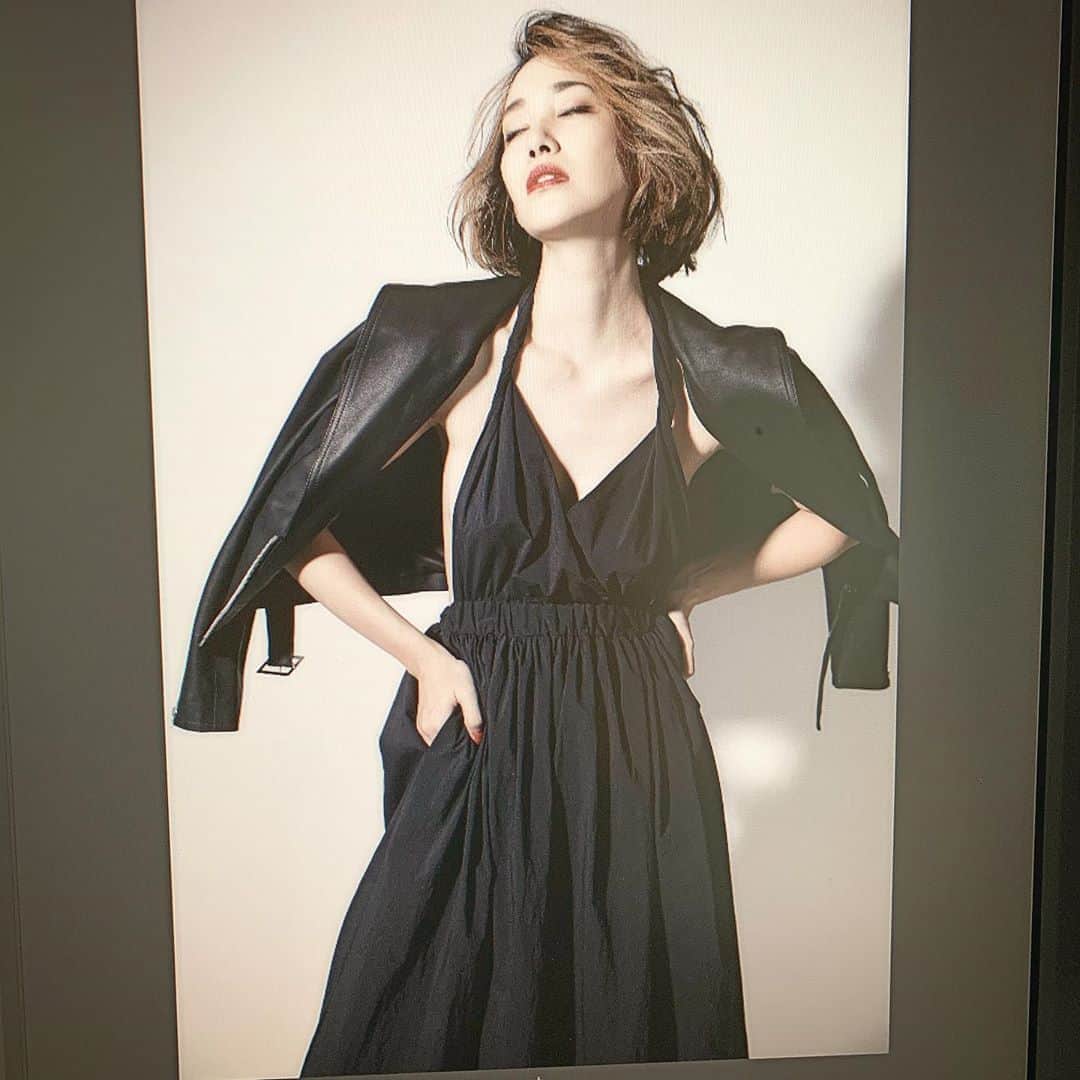 藤本奈月のインスタグラム：「1番のお気に入りだけを持つ様にした。 特段お高いアイテムだから！とかも無く。 着回しの為だけの格安アイテムを買うのを辞めた。 なんだかちょっとだけ、自分にイイ事してる気持ちになるね。w 惰性だけで持ち続けたり、消費するの当たり前としてモノを買うより、好きだからこれだけ着る、シンプルな考えだけで良い年齢になったのかな。 買い物中、ショッパーを沢山持ってる自分に酔ってるより、シンプルを選んだ自分に酔ってる方が私のこれからには合いそうだな、って思う様になりました。 ミニマリストになるわけでも推奨してる訳でも無く、私に合ってるのか、そうじゃないか、だけのはなし。 #mind」
