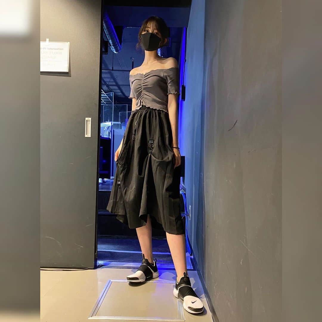 黒田瑞貴のインスタグラム：「あっちい… 韓国で買ったやーつーです #shoes .... #nike #ootd #ootdfashion #fashion  #japanesegirl #model #私服 #韓国」