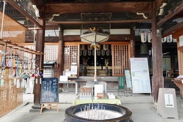 小嶋晶子さんのインスタグラム写真 - (小嶋晶子Instagram)「At Ofusa Kannon Temple which is famous for wind chimes. Wind chimes, one of the features of summer in Japan, are hung throughout the temple grounds allowing visitors to enjoy pleasantly cool sounds and a relaxing atmosphere. Such soothing, ambient sounds.  今年もおふさ観音の風鈴祭りへ。風鈴の音っていいなぁ〜🎐 #おふさ観音 #風鈴祭り #風鈴 #ofusakannon #ofusakannontemple #furin #windchimes #🎐 #nara #japan #🇯🇵」8月11日 23時23分 - kojimamajiko