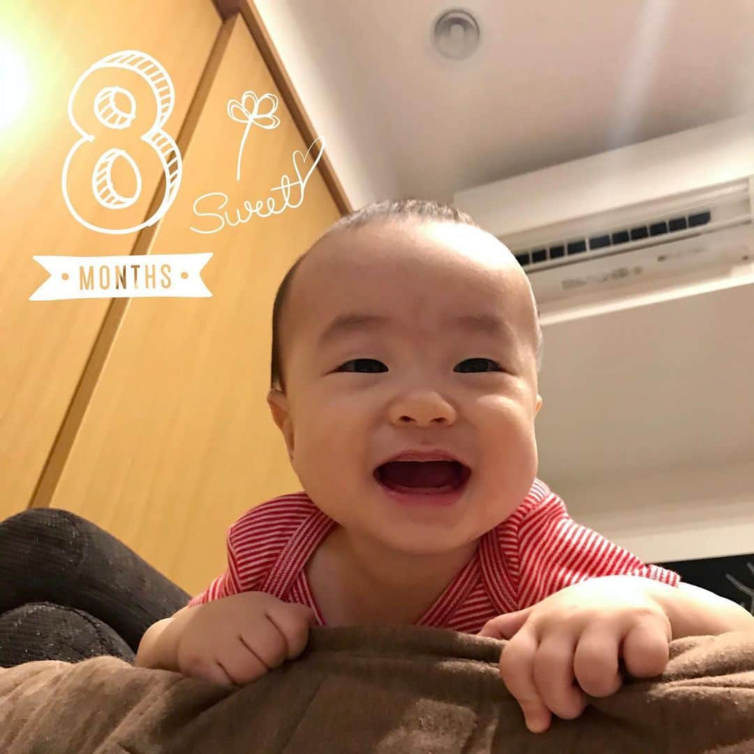 宮脇静香のインスタグラム：「あおい👶8ヶ月おめでとう🎂  離乳食がどんどん進んで、 この数週間で「あーん」が とっても上手になりました✨ 急に咀嚼し始めたり、赤ちゃんってすごいなあ。  ハイハイもつかまり立ちも 声の大きさもパワーアップしてます🔥 「あうあう」って言い始めたり😊 1ヶ月前から始めたネントレで、 寝る前に1人にして泣かないことはほとんどないけど、 30秒くらい声あげてみたら 諦めて自分で横になって寝てる💤 ほんとにがんばってるね毎日、、ってなる😭笑  コロナで自粛の毎日だけど、 できる範囲でいろんなことしてあげたい😊 母は孤独感更に強まるよねーーー みんながんばろー😩！  #居てくれてありがとう #子育て　#育児　#男の子ママ #8ヶ月baby #生後8ヶ月 #8ヶ月ベビー #8ヶ月男の子 #赤ちゃん #赤ちゃんのいる生活 #コロナに負けるな #コロナ #離乳食　#離乳食初期　#ネントレ」