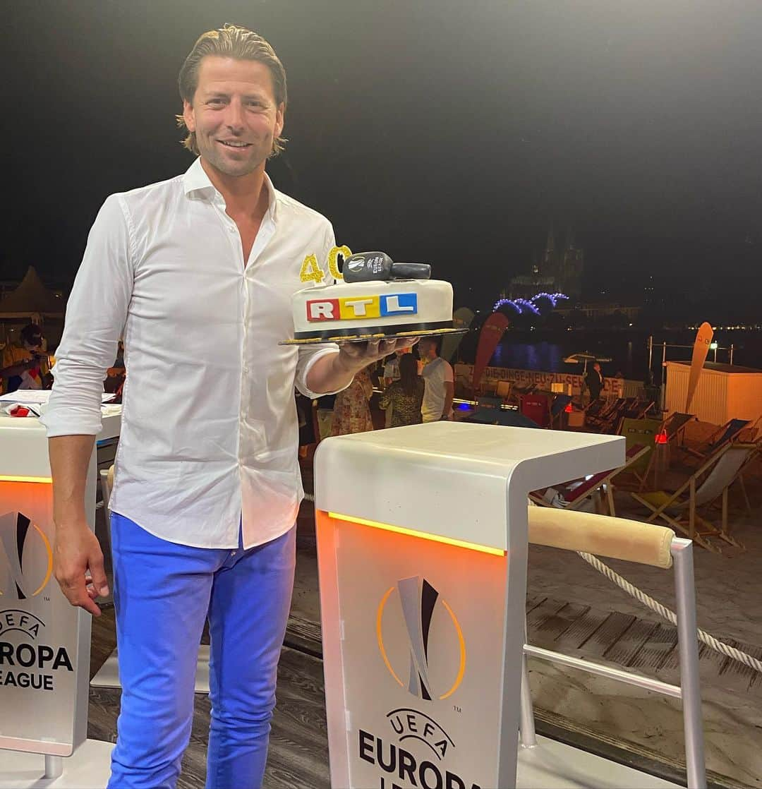 ローマン・ヴァイデンフェラーさんのインスタグラム写真 - (ローマン・ヴァイデンフェラーInstagram)「In der Finalrunde der  @europaleague gehts leider ohne die Beteiligung der deutschen Teams weiter. @bayer04fussball  @eintrachtfrankfurt und der @vfl.wolfsburg sind inzwischen ausgeschieden. Mein Favorit ist nun @inter. Es bleibt spannend!  @rtl_fussball @laurawontorra @uefa_official  Bilder : @bastisevastos @rtl_fussball」8月11日 23時25分 - romanweidenfeller