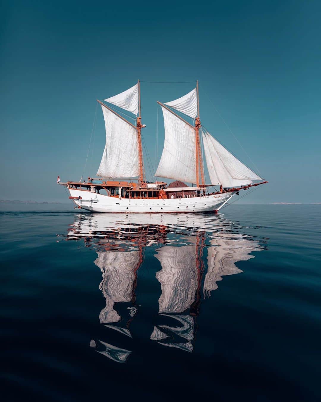 のインスタグラム：「Last October, cruising through the Komodo islands 🌊」