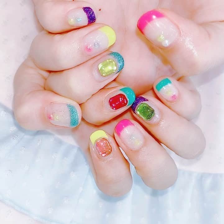 なかやまちえこのインスタグラム：「夏色カラフルフレンチ🌈⠀ #nail #nails #nailart #ネイル #美甲 #ネイルアート  #japanesenailart #manucure #japanesenails #manicurist #gelnails #أظافر #네일아트 #미용 #vẽmóng #ngườiđẹp  #เพ้นท์เล็บ #искусствоногтя #artedeuñas #เพ้นท์เล็บเจล #ジェルネイルデザイン #ネイルデザイン #senikuku #nagelkunst #レインボーネイル #虹色ネイル #ポップカラーネイル @kurebayashiii ⠀ 施術は @aby_sharenail にて。」