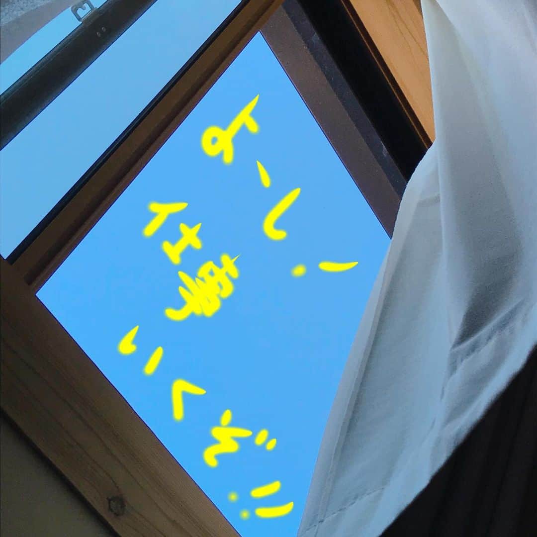 坂部友宏さんのインスタグラム写真 - (坂部友宏Instagram)「朝、青い空が見えて、 モワッとして、暑すぎました。  日々、感謝。 日々、全力。 日々、真面目に。 時々、天を仰ぐ。 時々、大の字に倒れる。 まあまあ頻繁に、ダラッと。  #青空好き #例え真夏でも」8月11日 23時31分 - t_sakabe_bsn