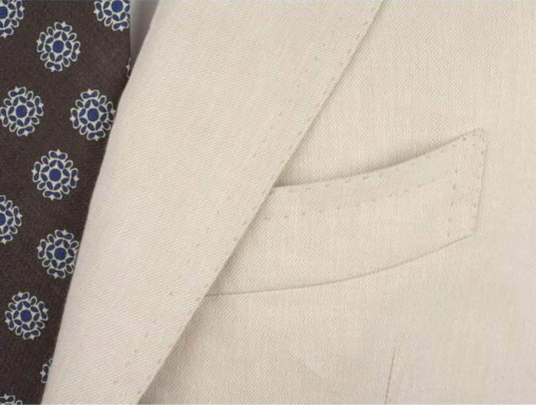 チェザーレ アットリーニさんのインスタグラム写真 - (チェザーレ アットリーニInstagram)「Single-breasted suit with 3 buttons, 2 patch pockets and 1 small boat pocket. Shirt sleeves, double stitching, closed seams, side slits. 60% Linen 40% Cotton.  Find out more about our spring-summer #outfits proposals on our E-BOUTIQUE www.cesareattolini.com . . . #CesareAttolini  #TimelessElegance  #CesareAttoliniNapoli #Attolini #menstyle#menswear #tailor #tailored #bespoke#luxurywear #luxury #gentleman#madebyhand #monsieur #style#tailoring #craftsmanship #madeinitaly#sartorial #sartoria #brillaperilgusto#styleinspiration #jacket #sprezzatura#shirt #tie #suit #dapper」8月11日 23時36分 - cesareattolininapoli