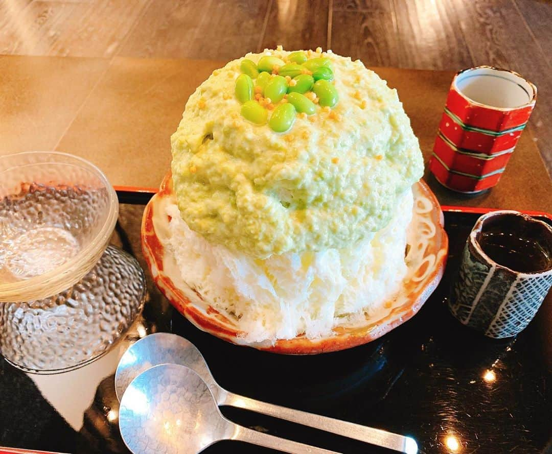 永峰絵里加さんのインスタグラム写真 - (永峰絵里加Instagram)「We enjoyed Kakigori time🍧yum yum!!・ 食べてみたかったくろぎのかき氷♡ えりなと行ってきました〜^ ^  とにかく大きいと聞いていたのでお昼ごはん代わりにしようって事だったんですが大正解◎笑 ボリュームたっぷりでとっても美味しかった！満足☺️  ・ ・ ・ ・ #shaveice #kakigori #kakigori🍧 #japanesefood #japanesesweets  #かき氷 #くろぎ #otonaくろぎ #スイーツ女子 #美女と #日本の夏 #久しぶりに会えた #厨otonaくろぎ #またいきたい」8月11日 23時41分 - erikalmaz