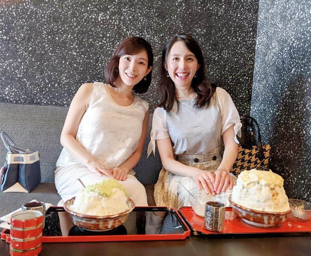 永峰絵里加さんのインスタグラム写真 - (永峰絵里加Instagram)「We enjoyed Kakigori time🍧yum yum!!・ 食べてみたかったくろぎのかき氷♡ えりなと行ってきました〜^ ^  とにかく大きいと聞いていたのでお昼ごはん代わりにしようって事だったんですが大正解◎笑 ボリュームたっぷりでとっても美味しかった！満足☺️  ・ ・ ・ ・ #shaveice #kakigori #kakigori🍧 #japanesefood #japanesesweets  #かき氷 #くろぎ #otonaくろぎ #スイーツ女子 #美女と #日本の夏 #久しぶりに会えた #厨otonaくろぎ #またいきたい」8月11日 23時41分 - erikalmaz