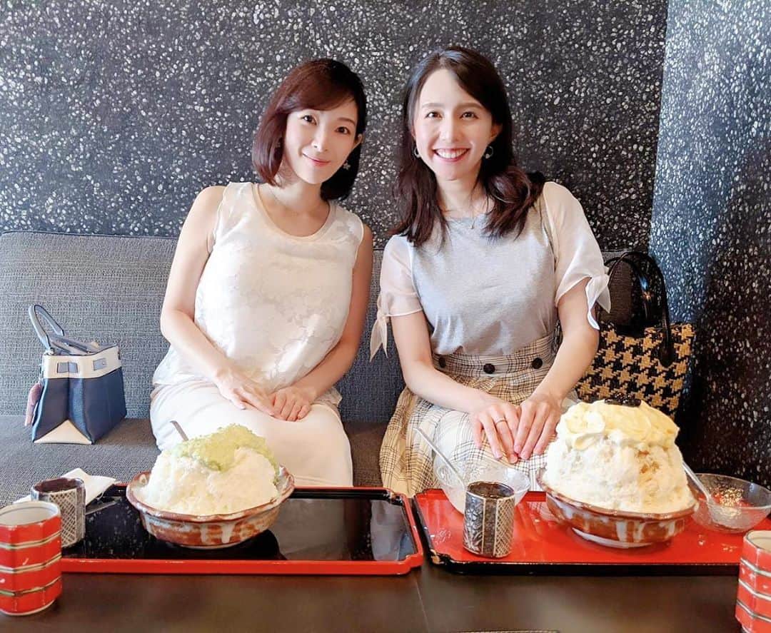 永峰絵里加のインスタグラム：「We enjoyed Kakigori time🍧yum yum!!・ 食べてみたかったくろぎのかき氷♡ えりなと行ってきました〜^ ^  とにかく大きいと聞いていたのでお昼ごはん代わりにしようって事だったんですが大正解◎笑 ボリュームたっぷりでとっても美味しかった！満足☺️  ・ ・ ・ ・ #shaveice #kakigori #kakigori🍧 #japanesefood #japanesesweets  #かき氷 #くろぎ #otonaくろぎ #スイーツ女子 #美女と #日本の夏 #久しぶりに会えた #厨otonaくろぎ #またいきたい」