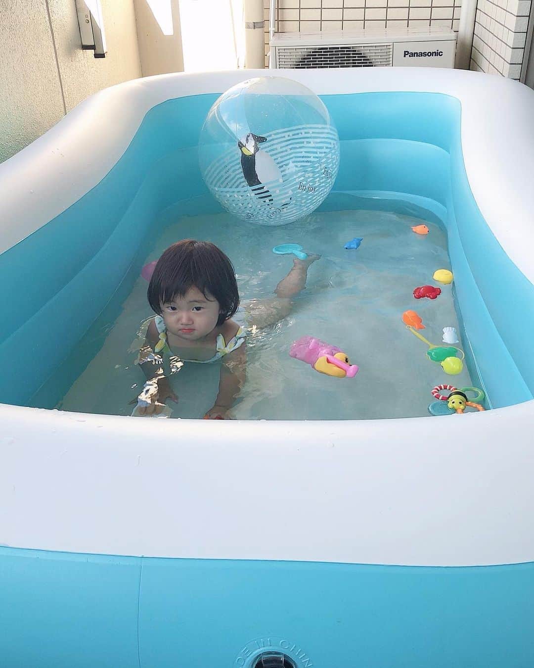那須久美子さんのインスタグラム写真 - (那須久美子Instagram)「今日は暑かったですねー🥵💦  子供と外で遊ぶだけでママはもう体力がついて行きませんー💦  毎日の日課🗓のプールin👙  ビショビショになったり、時にはプールで転んでも、ケタケタ笑ってるようになった✨  1年の成長💕  #プール　#ベランダプール　#2歳3ヶ月　#女の子ママ　#言葉の爆発期  #ママ美容師　#水着　#スイムウェア　#子供水着  #レモン柄」8月11日 23時41分 - nasu_kumiko