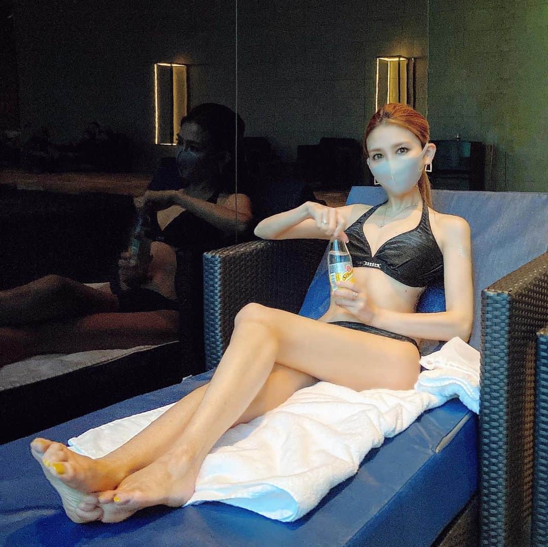 鈴木絢子さんのインスタグラム写真 - (鈴木絢子Instagram)「・ ・ 【コンラッドSPA】 プールでもマスクの夏。。👙 久しぶりに競泳用スペースでガチ泳ぎ🏊‍♀️ ・ ビューティーサロンはコロナで閉鎖中。 エグゼクティブラウンジは9日から再開されたばかり。 ・ 館内移動はもちろん、マスク着用😷 ホテルも普段と違う緊張感がある感じでしたが⚡️ ・ コンラッドオリジナルの除菌スプレーが随所に設置され＆対策も講じられていて。 自宅に居る感じで寛げました✨ ・ ・ ・ #コンラッドプール #コンラッドスパ #ホテルプール #ホテルライフ #コンラッド大阪 #コンラッドスパ #スーパーフード #お盆休み #マスク #コロナ対策 #さつまいもダイエット #バケーション #ホスピタリティ #除菌スプレー #オーガニックスプレー #リゾートホテル #エグゼクティブラウンジ #conradosaka #resorthotel #spa #🏊‍♀️ #👙」8月11日 23時42分 - ayako_suzuki810
