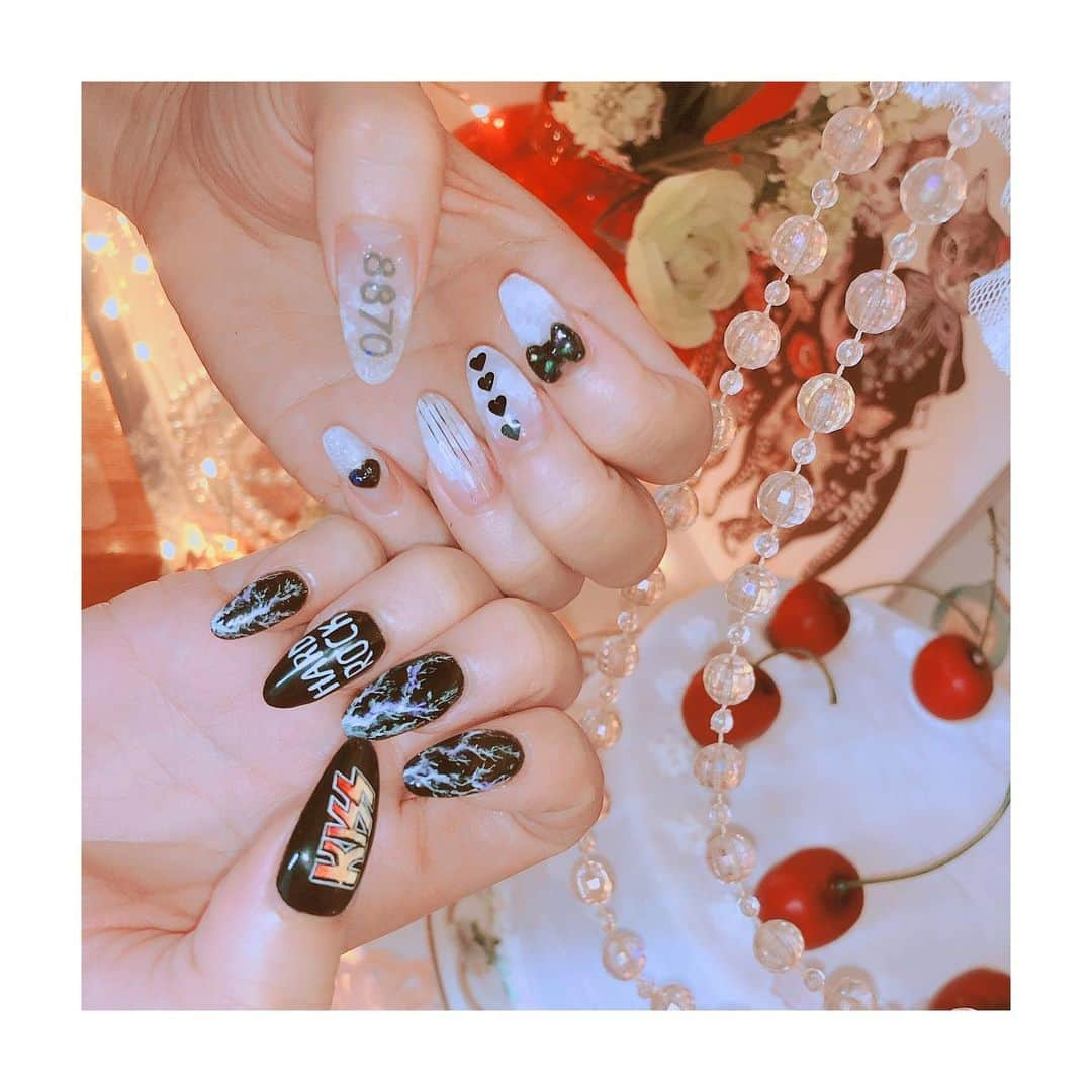 ちゃんもも◎さんのインスタグラム写真 - (ちゃんもも◎Instagram)「痛ネイルプロデューサー💅 推しを象徴するもの、推しの好きなもの、推しのお洋服など、アイドルオタクの痛ネイルはイニシャルやメンカラ以外にもオタクだからこそ知ってる色んなモチーフを詰め込むのが人と被らなくておすすめです✨ ぜひ技術者なオタクネイリストが勢ぞろいするミーツェネイルで推しへの愛を爪に散らかしてください🙏❤️ 初めての矢花くんネイルだから左手も右手もこだわりまくった、、、。お誕生日と成人おめでとうございます🎉 明日もサムパラたのしみだ！ 担当は代表の @meimeenail 🐈💕 #矢花黎生誕祭2020 #痛ネイル #HARDROCK #ミーツェネイル #新宿御苑ネイル」8月11日 23時44分 - xchanmomox