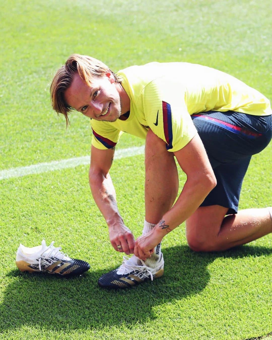 イヴァン・ラキティッチのインスタグラム：「Nuevas botas para conquistar Europa! #predator @adidasfootball @adidas_es // #ivanrakitic」