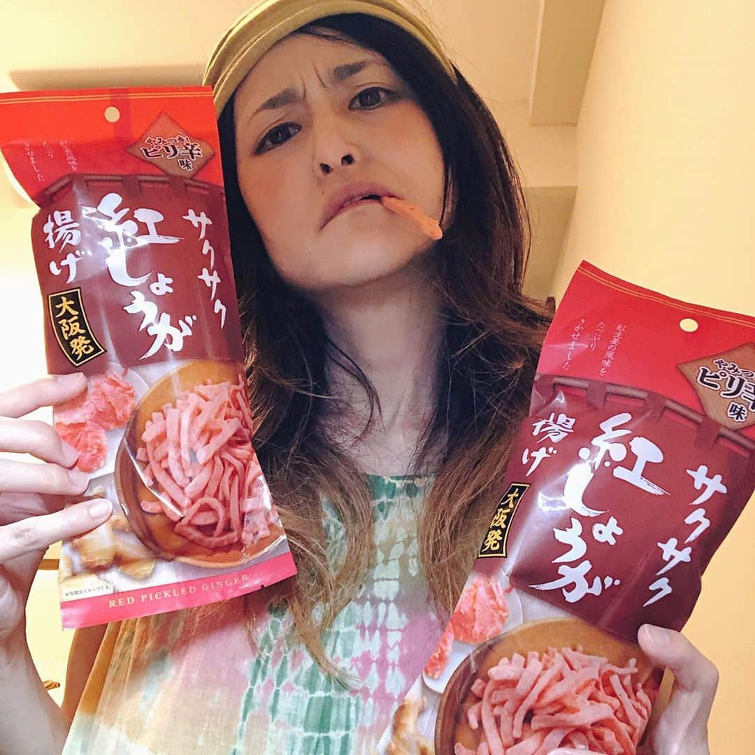 アンジェラ佐藤さんのインスタグラム写真 - (アンジェラ佐藤Instagram)「おいヤロウ共！ドンキホーテで30円で売ってやがるぞ！  行くぜ！カチコミ…いやカイシメだぁぁーーーーーっ！！！( º Дº)ｺﾞﾙｧ  #サクサク紅しょうが揚げ  #紅しょうが苦手なのに買い漁る男気 #したっけ旨えんでやんの #ヒンナだぜヒンナ」8月11日 23時57分 - angela_satou